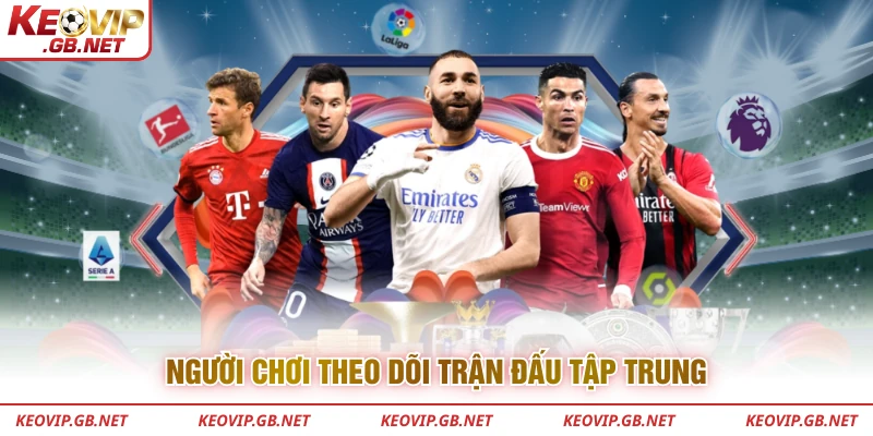Người chơi theo dõi trận đấu tập trung